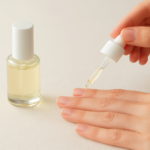 ネイルアート - hands applying cuticle oil