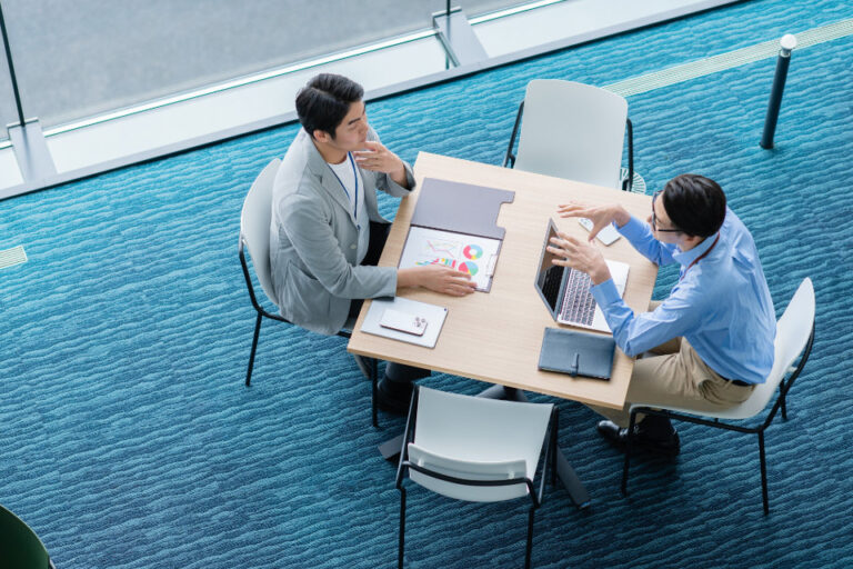 ホームページは単なる名刺ではなく「事業成長のエンジン」です。そのメリットは、企業理念や実績を網羅的に示し信用力・信頼性を向上させる点にあります。また、24時間365日働く「無人営業マン」となり、検索エンジンを通じた新規見込み客の発掘を可能にします。さらに、SNSなどの情報発信の「中心地（ハブ）」として機能し、「How about ?」の継続的なSEOサポートにより、制作後も成長し続ける「デジタル資産」となるため、事業拡大に不可欠です。