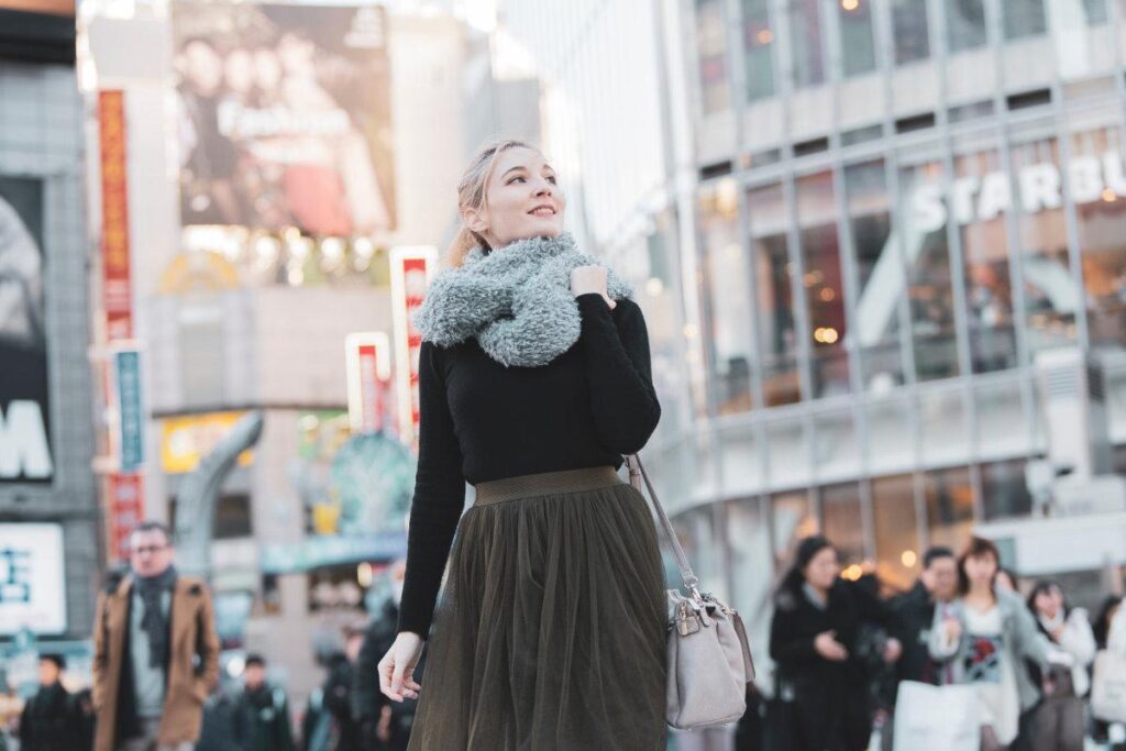 新宿・池袋の激戦区で集客に悩む個人事業主・中小企業へ。なぜあなたのホームページは埋もれるのか？勝てるサイトが持つべき3つの要素（デザイン、導線、SEO）と、手間なく集客に強いサイトを持つための具体的な戦略を専門家が解説します。