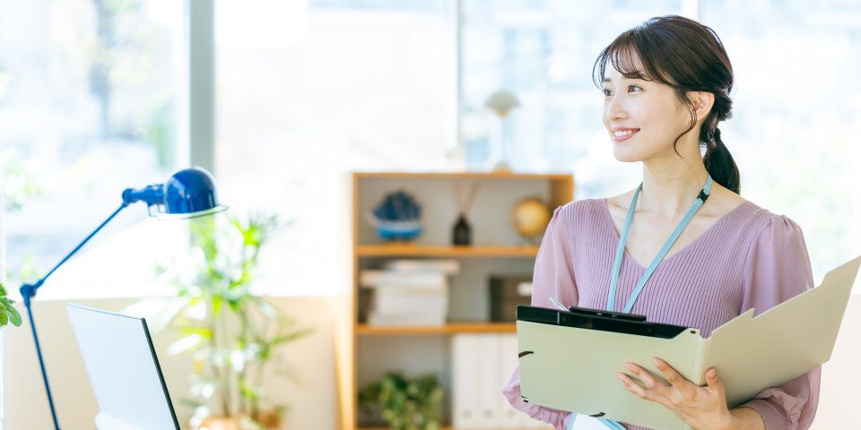 ホームページにおける写真や動画の重要性を解説。第一印象を左右するビジュアルデザインのコツや、ユーザーの信頼を獲得するための写真選び、動画活用のメリットを専門的な視点で紹介します。「伝わる」サイトにしたい方必見のコラムです。