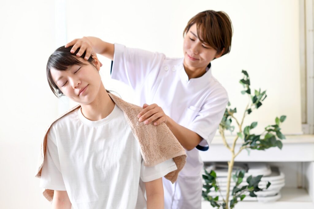整骨院の施術を受ける女性