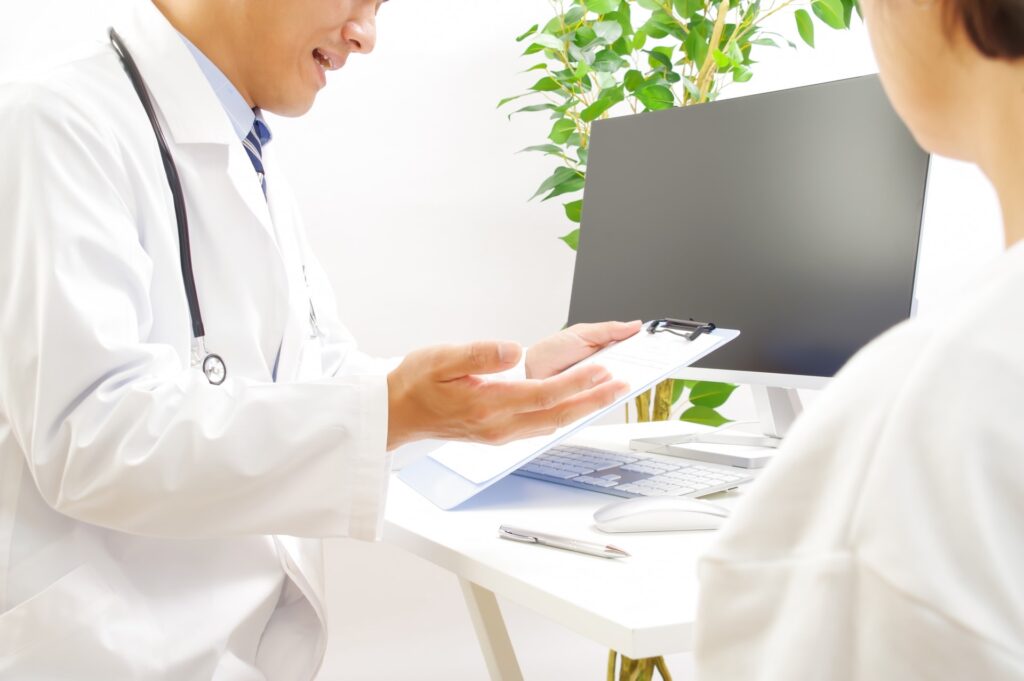 診察する医者と患者