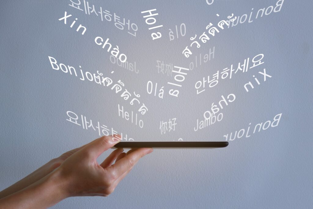 多言語に対応するスマートフォンのイメージ