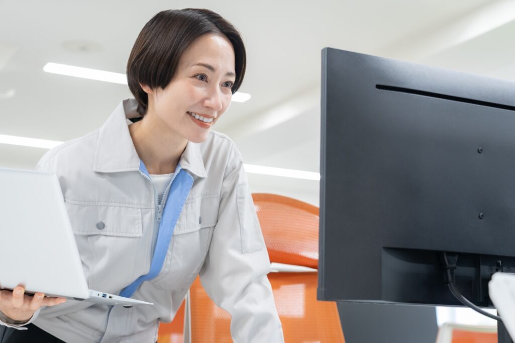 ホームページを確認している中小企業に勤める女性のイメージ