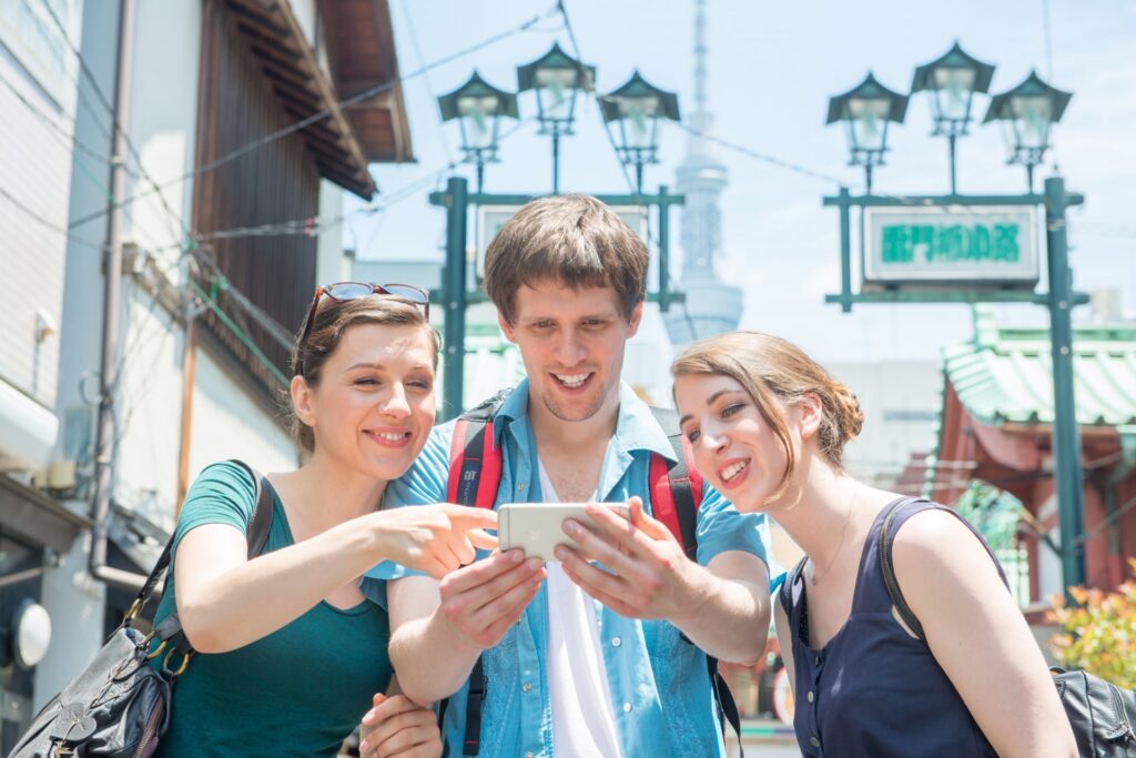 旅行中にホームページを確認する外国人観光客のイメージ